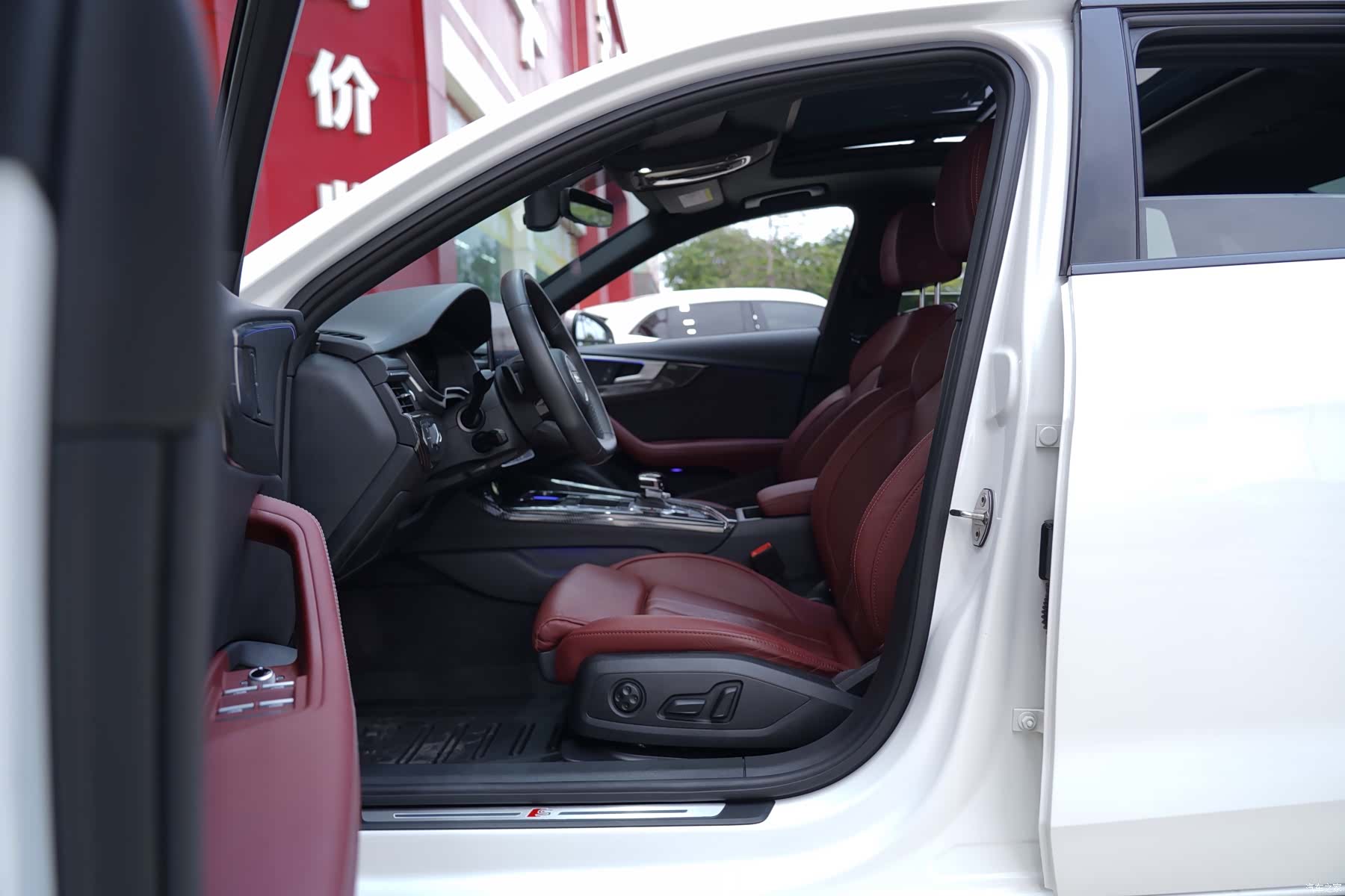 Audi A4L, 2022 все фото
