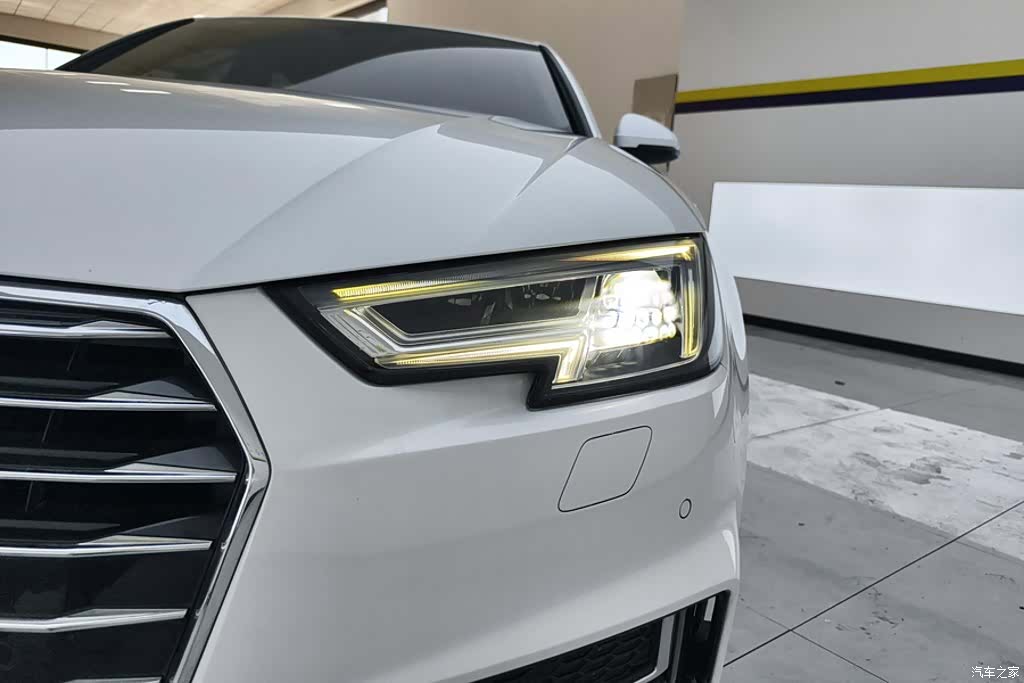 Audi A4L, 2019 все фото