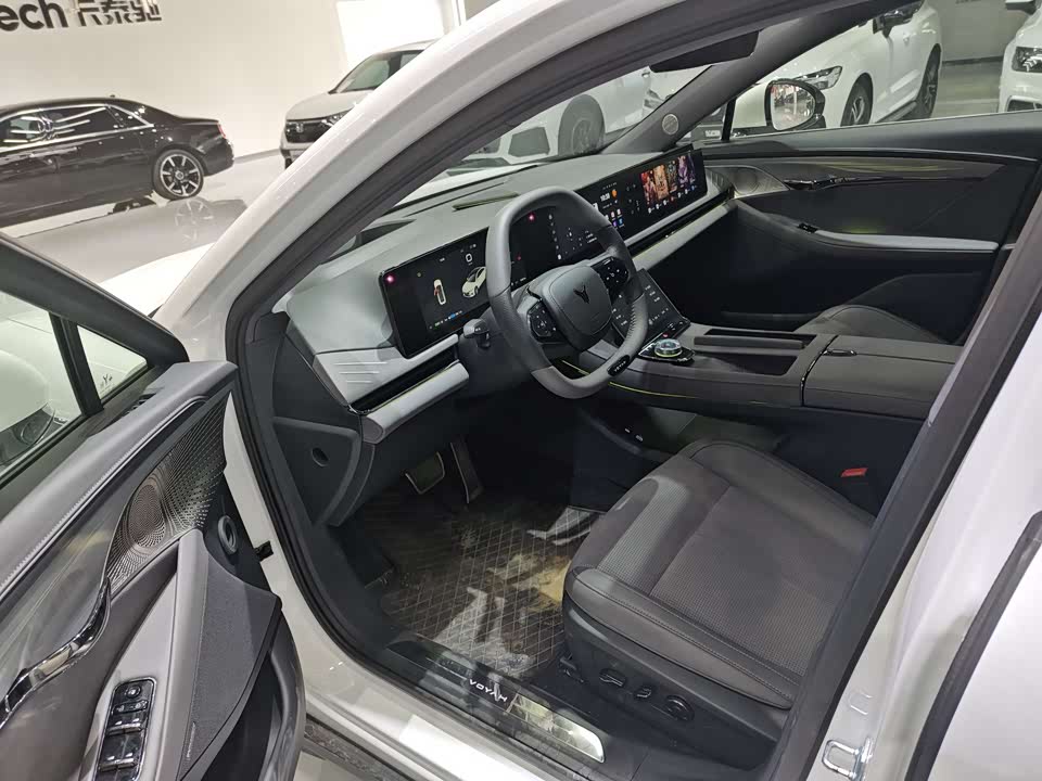 VOYAH Lantu chasing light