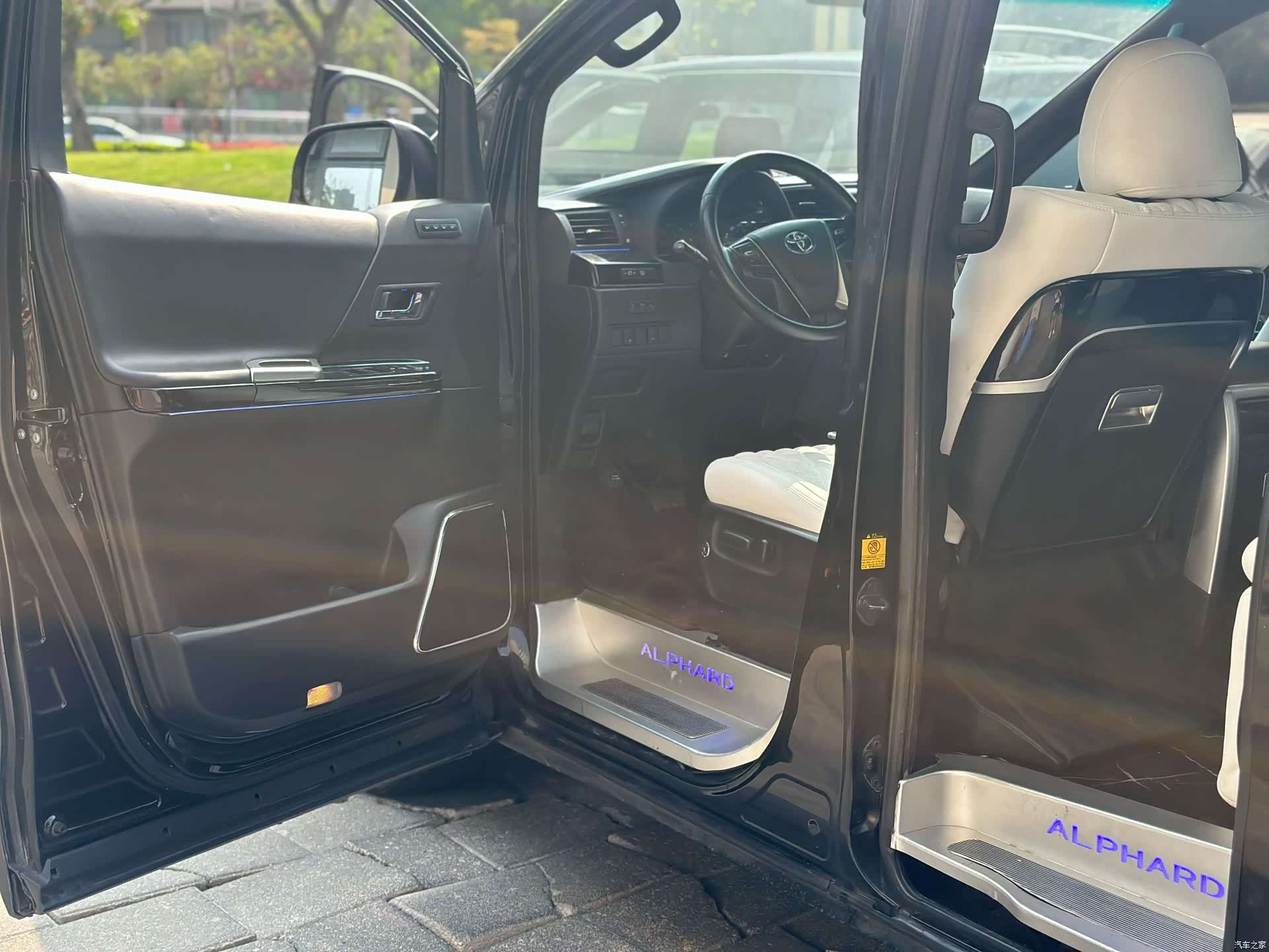 Toyota Alphard, 2011 11