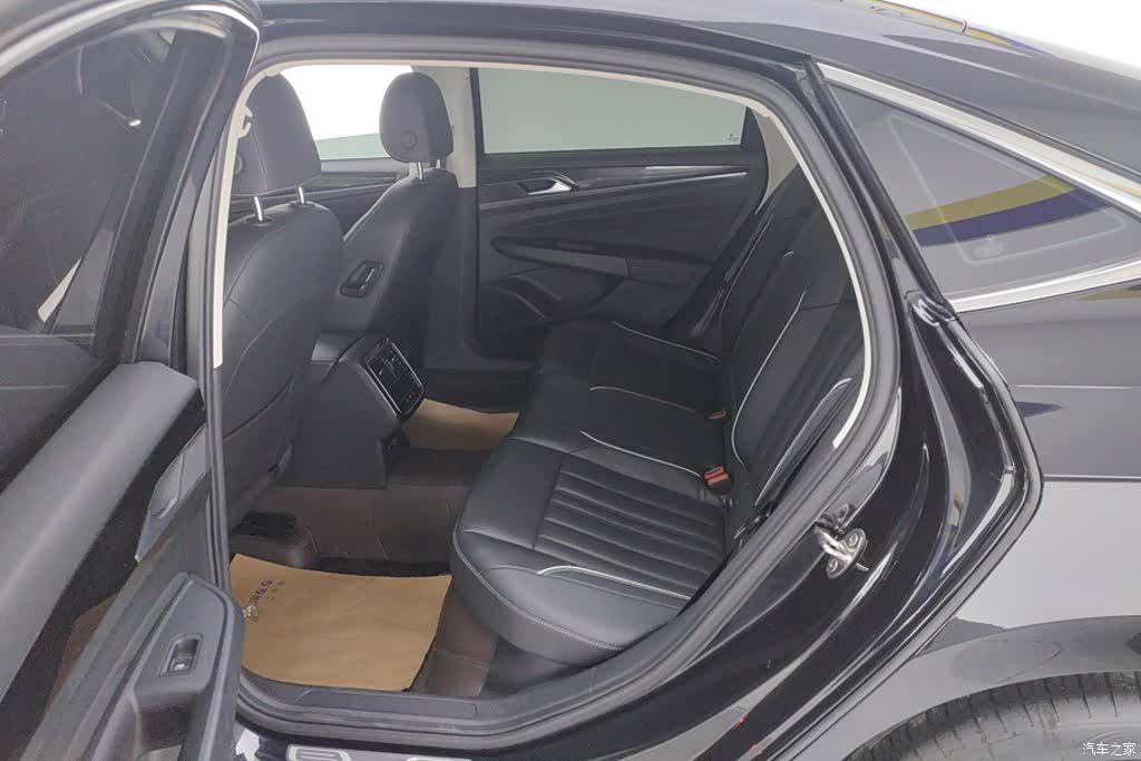 Volkswagen Passat, 2023 11