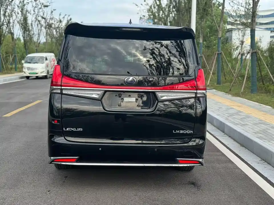 Lexus LM