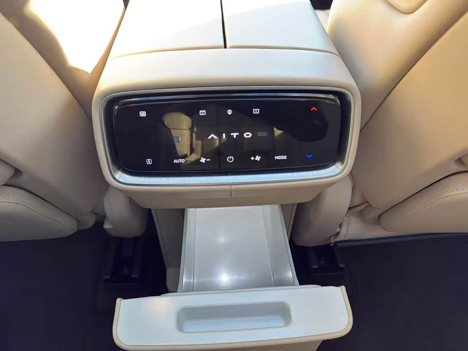 AITO Ask the world M9