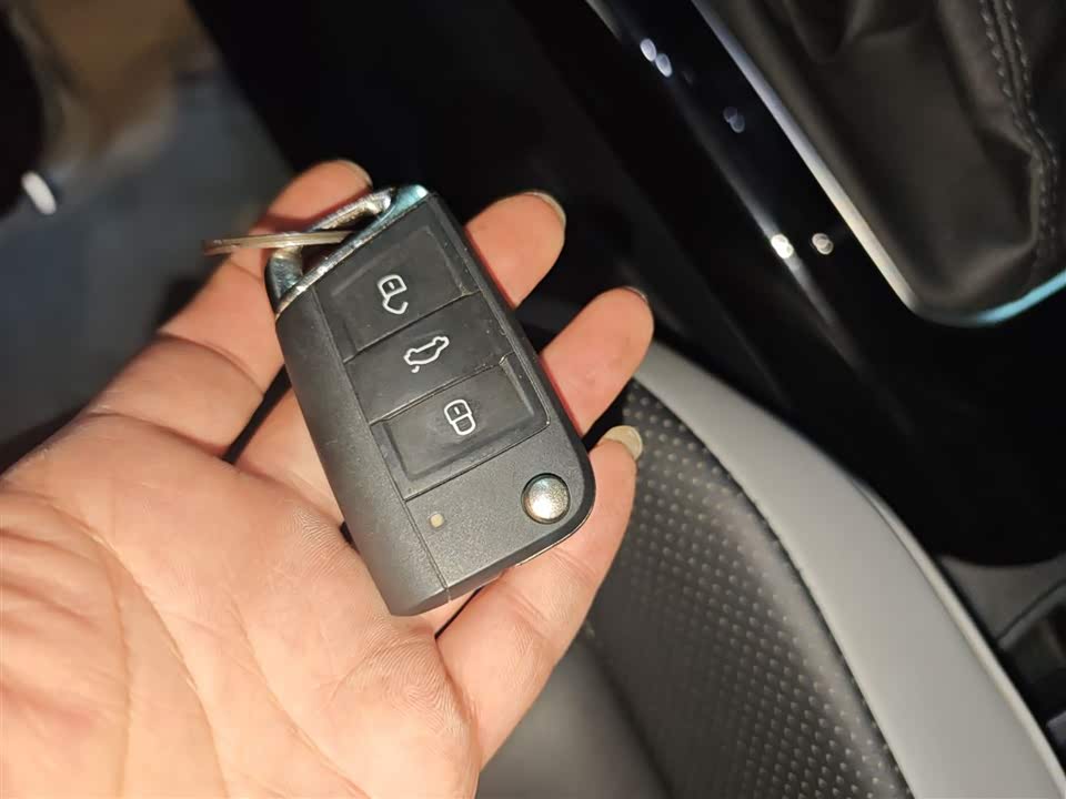 Volkswagen T-ROC exploring Songs