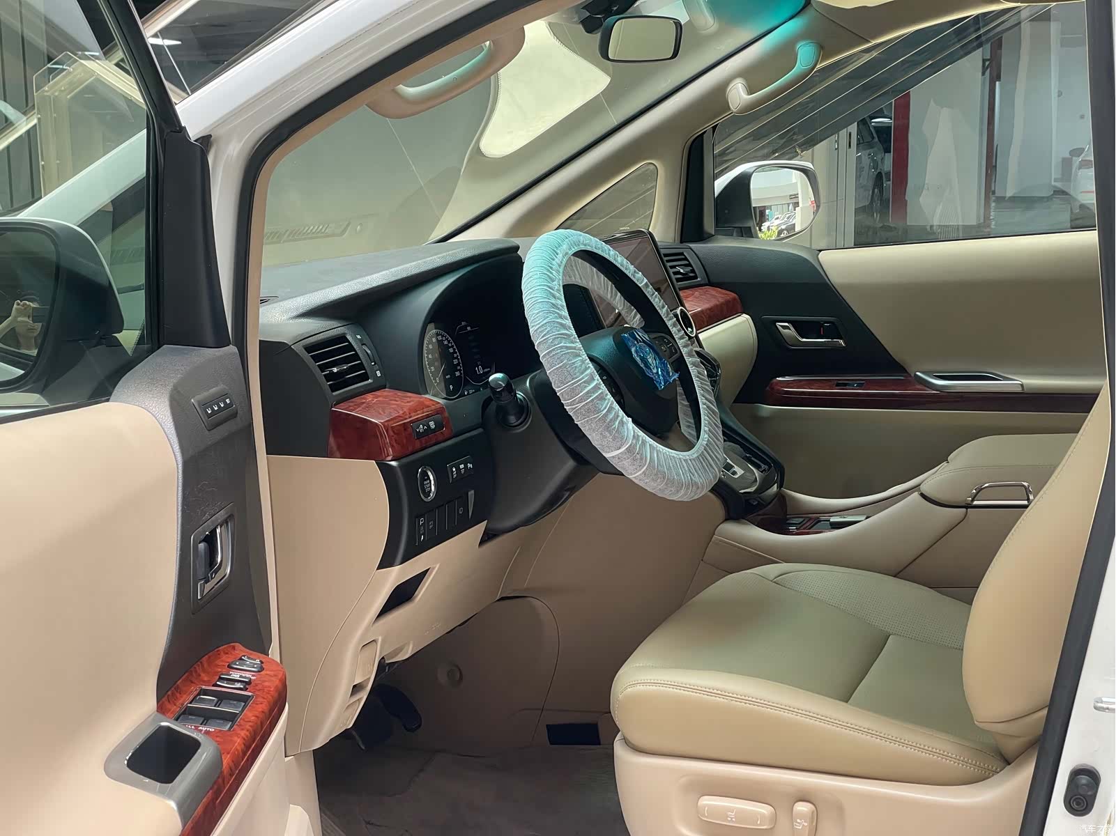 Toyota Alphard, 2011 9