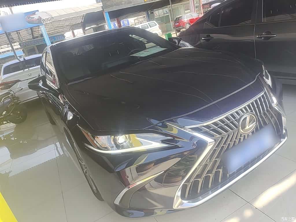 Lexus ES, 2023 4