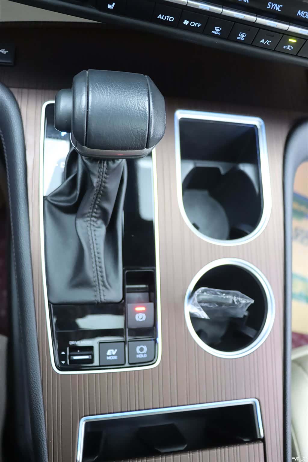 Toyota Granvia, 2023 10