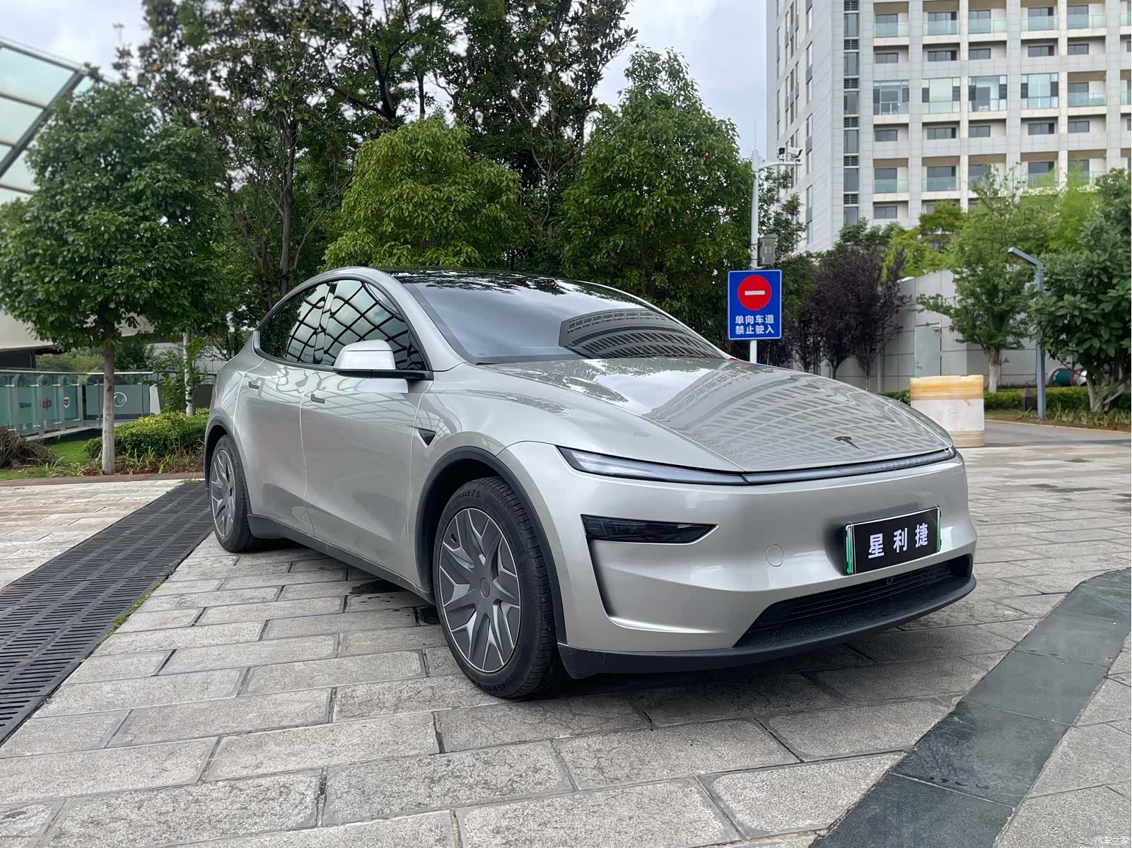 Tesla Model Y, 2025 3