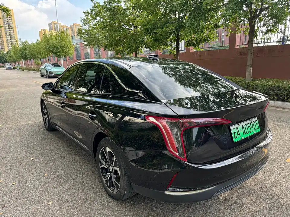 Hongqi E-QM5