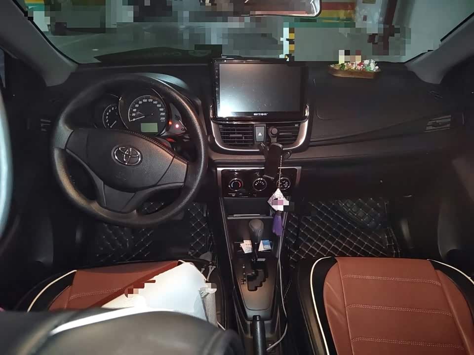 Toyota YARiS L to enjoy