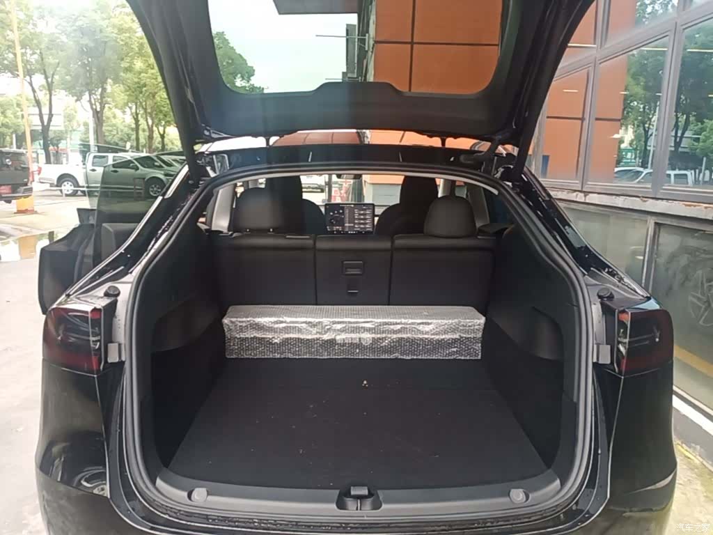 Tesla Model Y, 2023 19