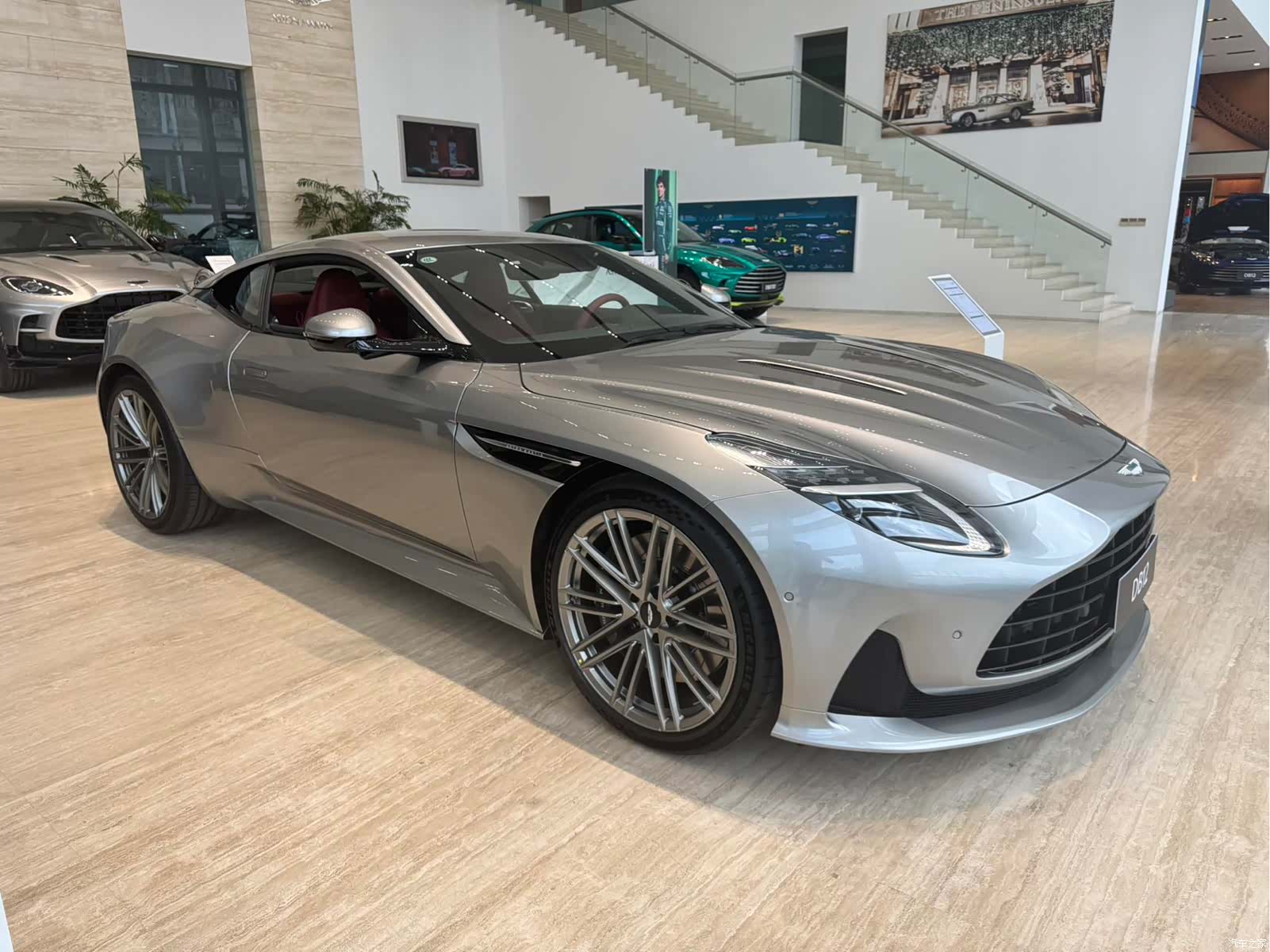 Aston Martin DB12, 1900 4