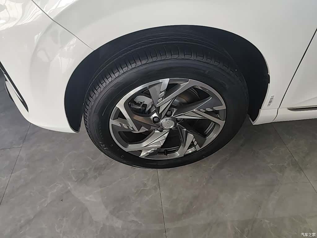 Hongqi HS3, 2026 23
