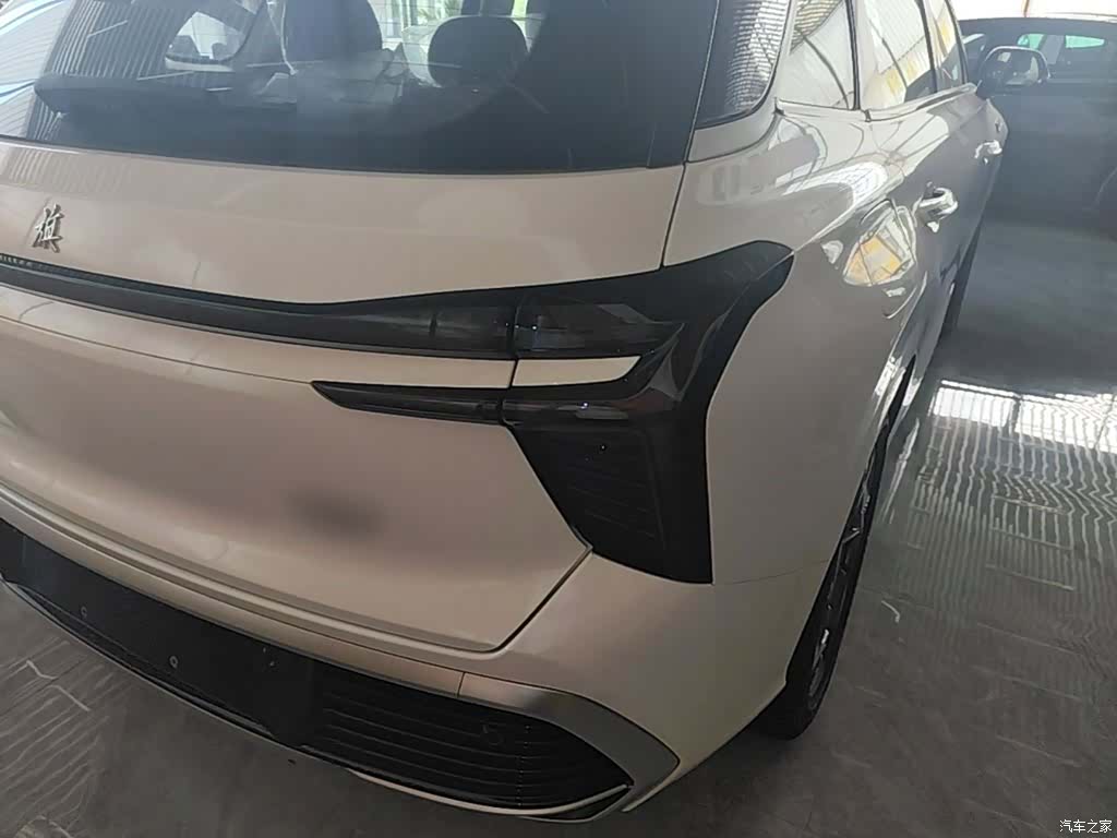 Hongqi HS3, 2026 8