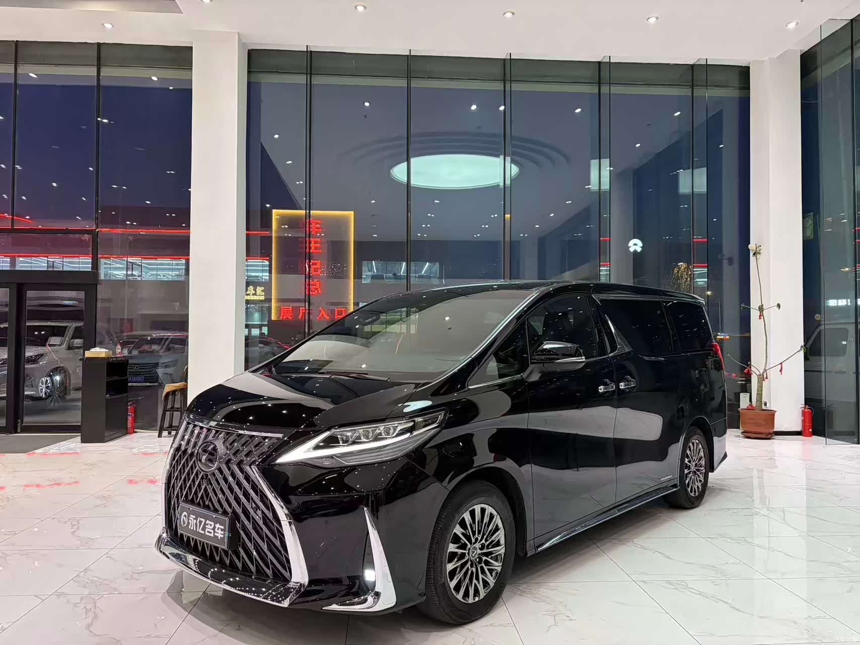 Lexus LM, 2021 1