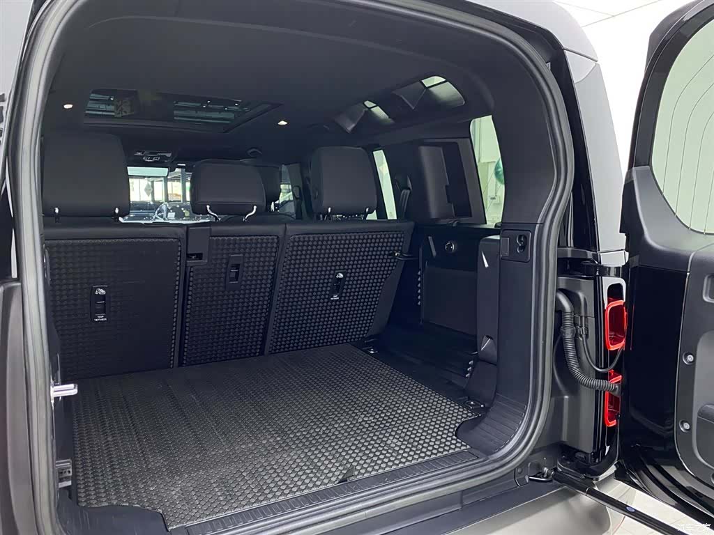 Land Rover Defender, 2023 34