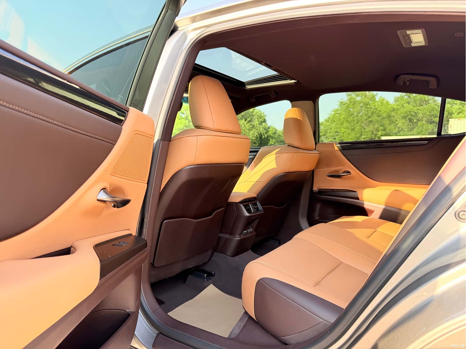 Lexus ES, 2021 все фото