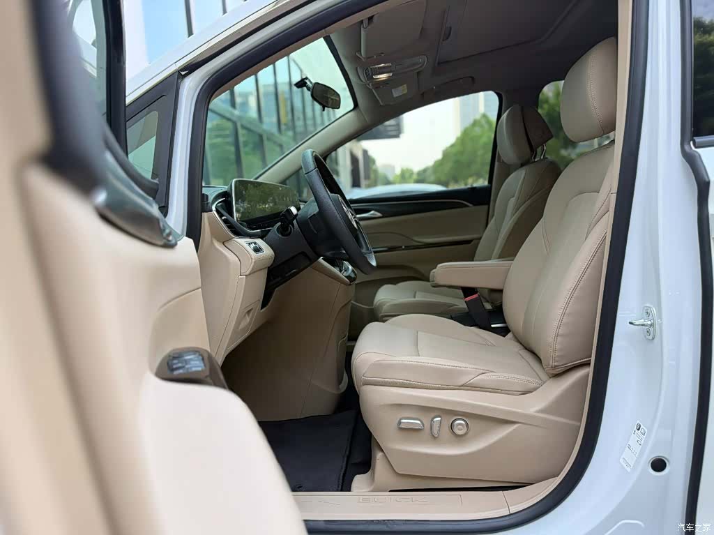 Buick GL8, 2025 10