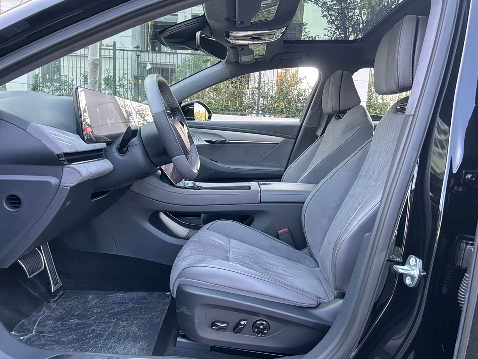 VOYAH Lantu chasing light