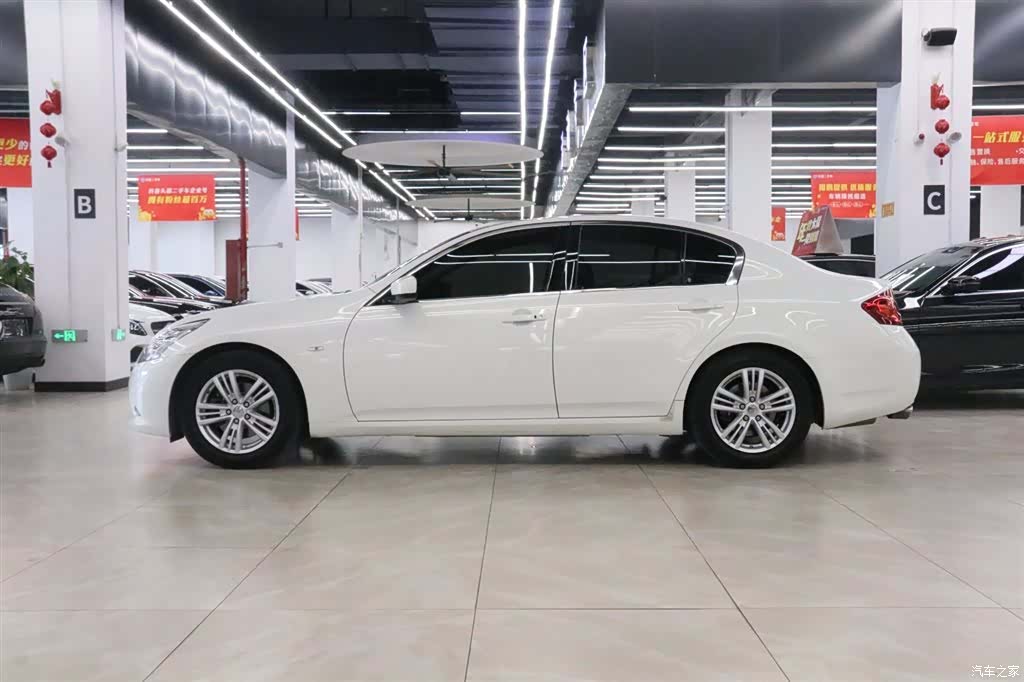 Infiniti G25, 2011 3