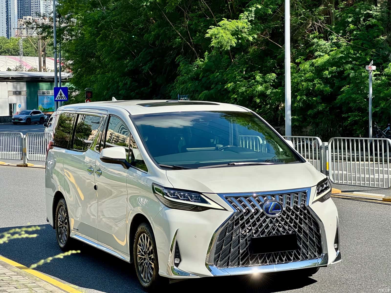 Lexus LM, 2020 3