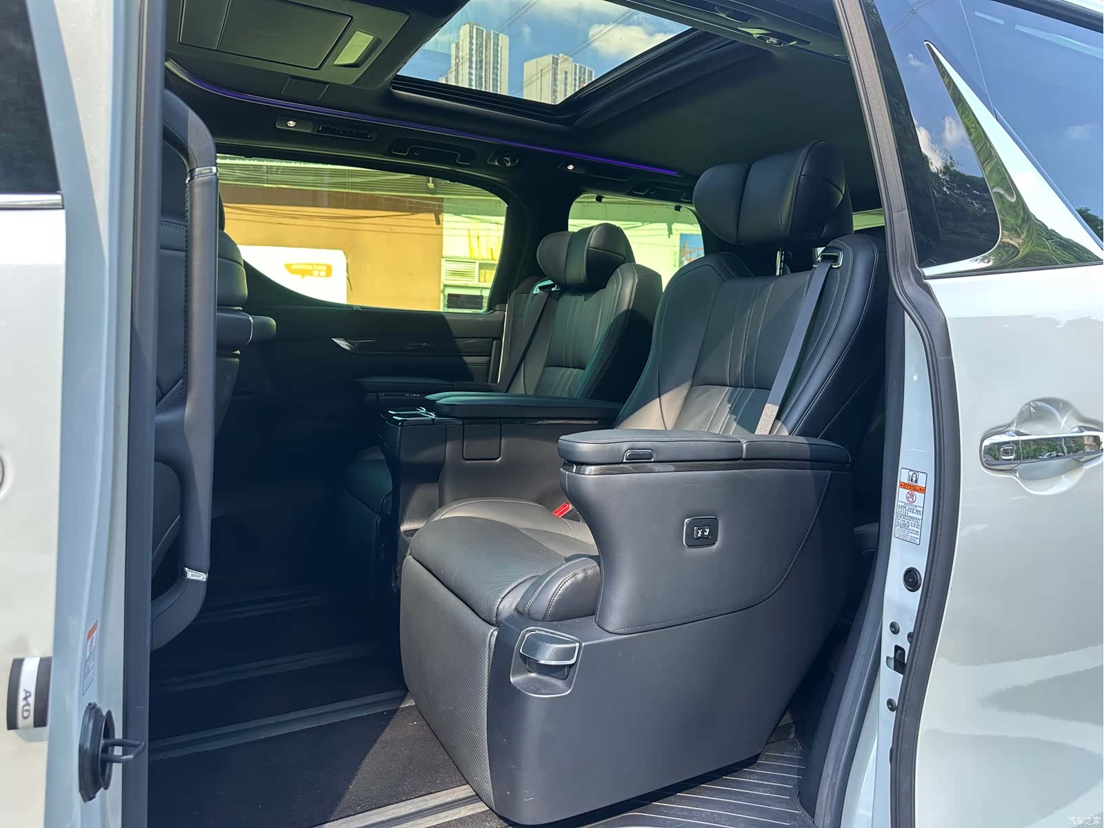 Lexus LM, 2020 все фото