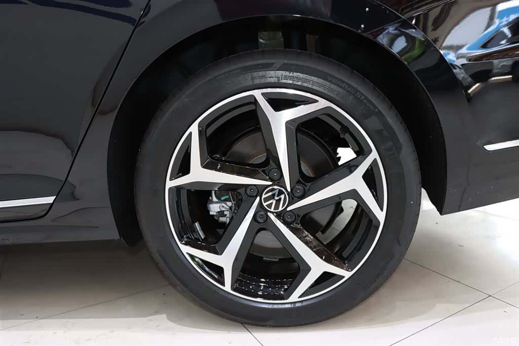Volkswagen Passat, 2025 16