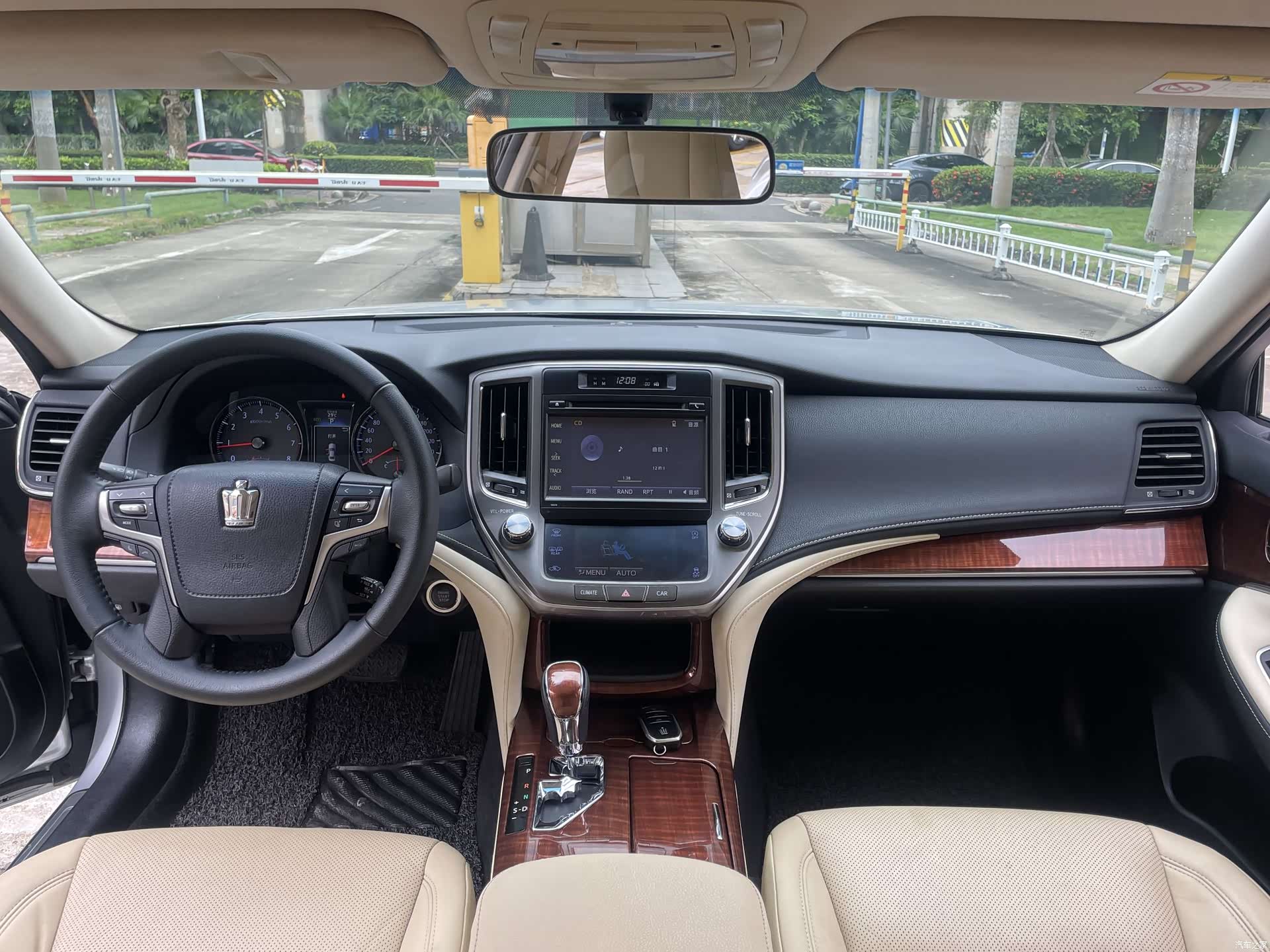 Toyota Crown, 2016 все фото