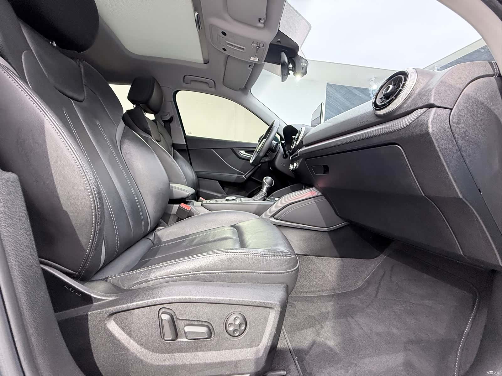 Audi Q2L, 2023 9