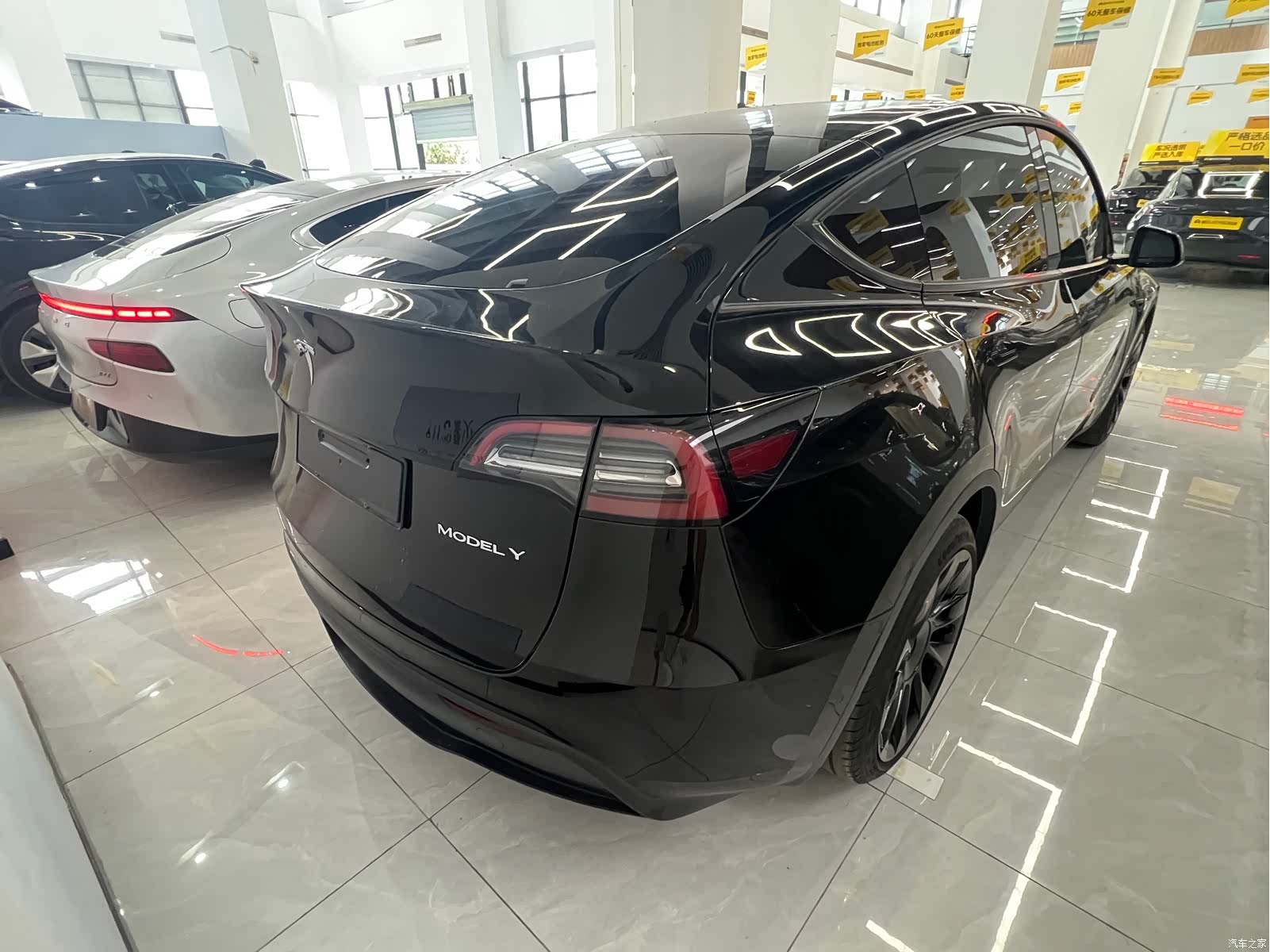 Tesla Model Y, 2023 4