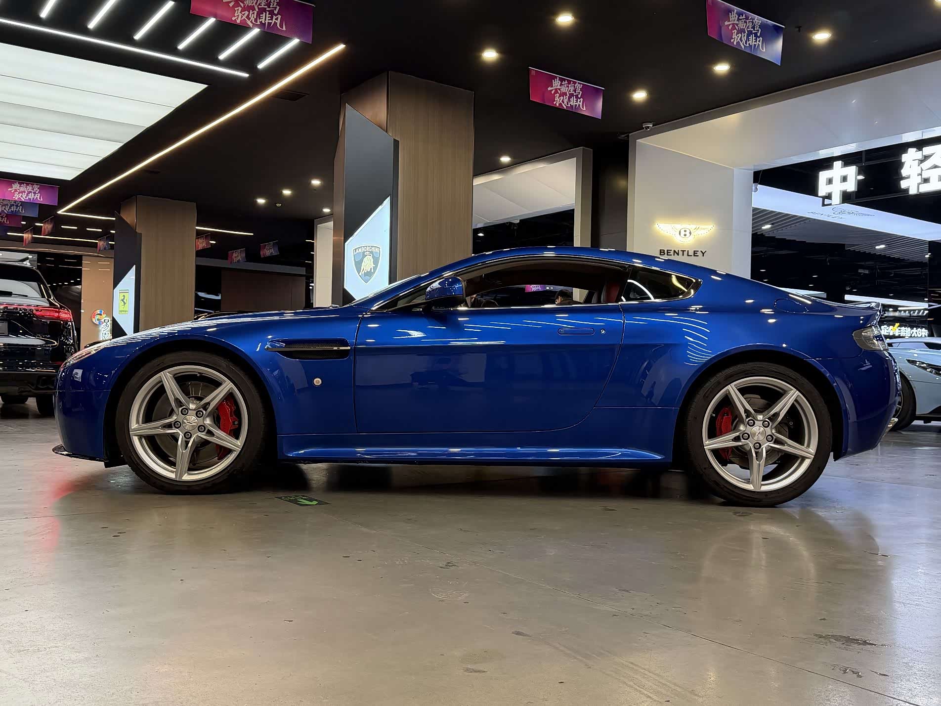 Aston Martin Vantage, 2017 все фото