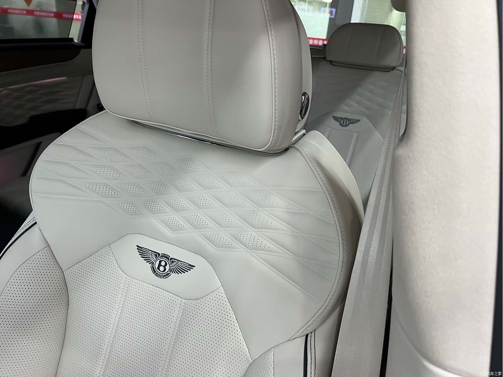 Bentley Bentayga, 2024 12