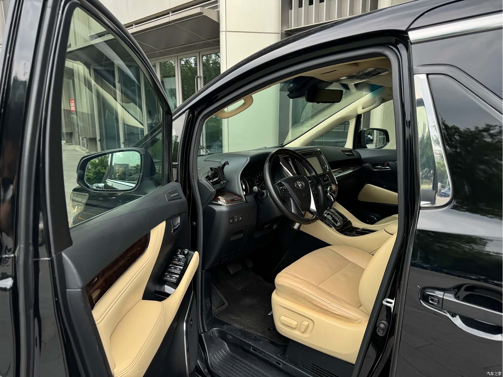 Toyota Alphard, 2019 12