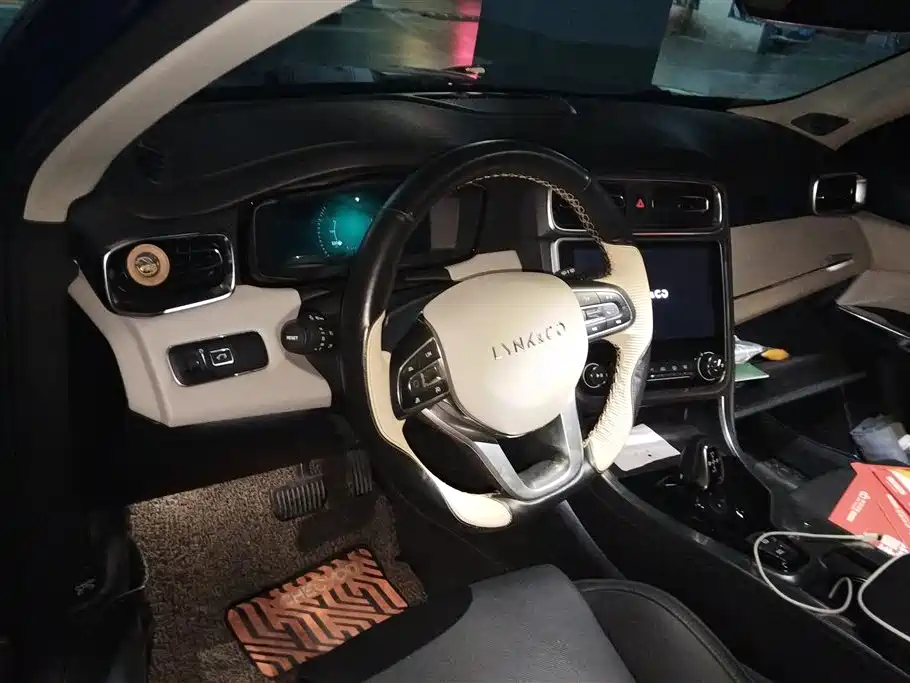 Lynk & Co 01
