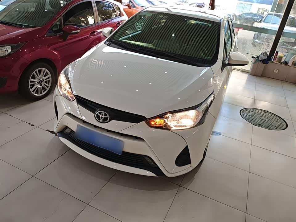 Toyota YARiS L to enjoy