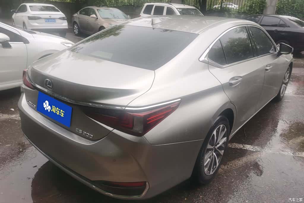 Lexus ES, 2022 3