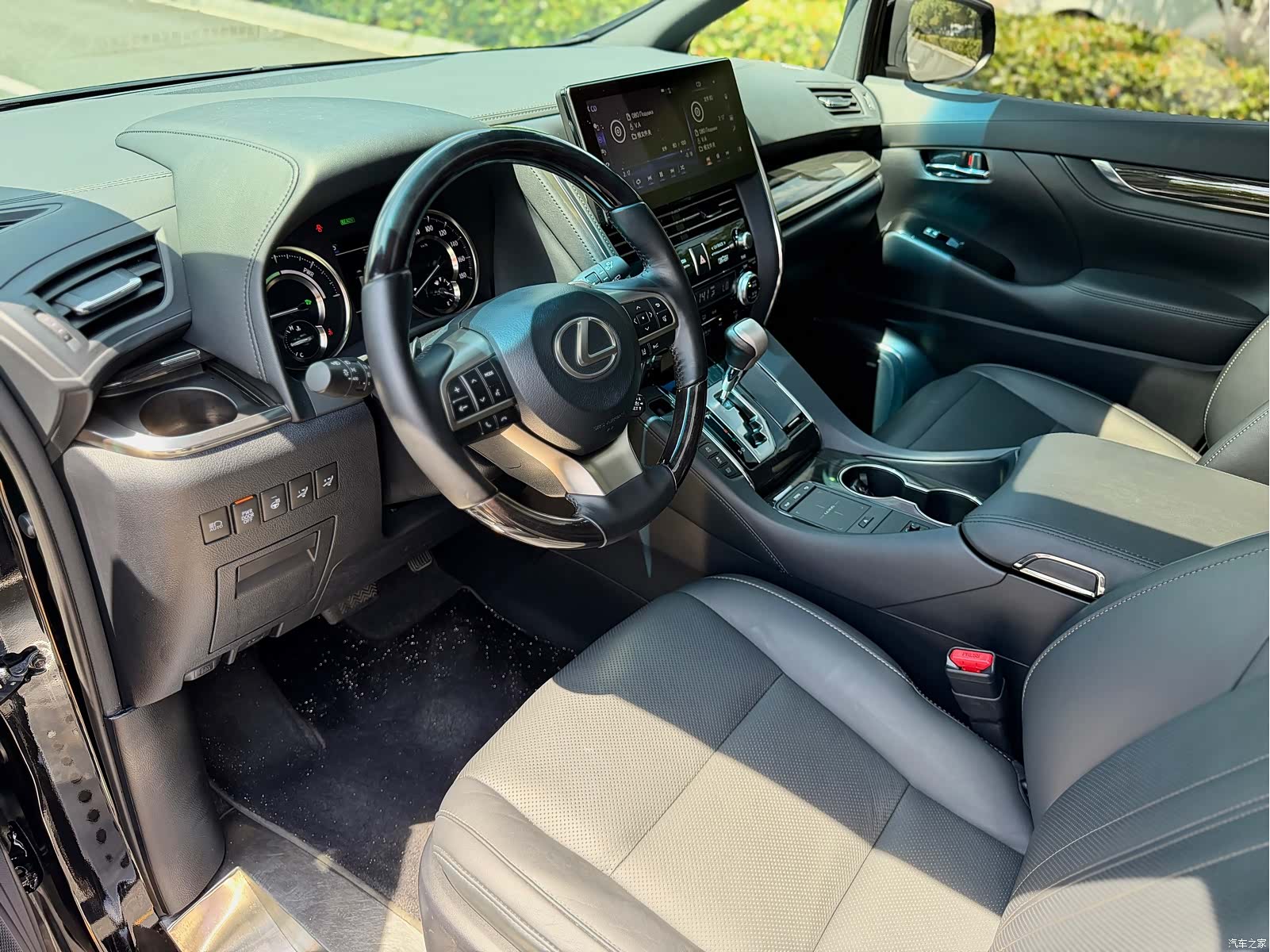 Lexus LM, 2022 9