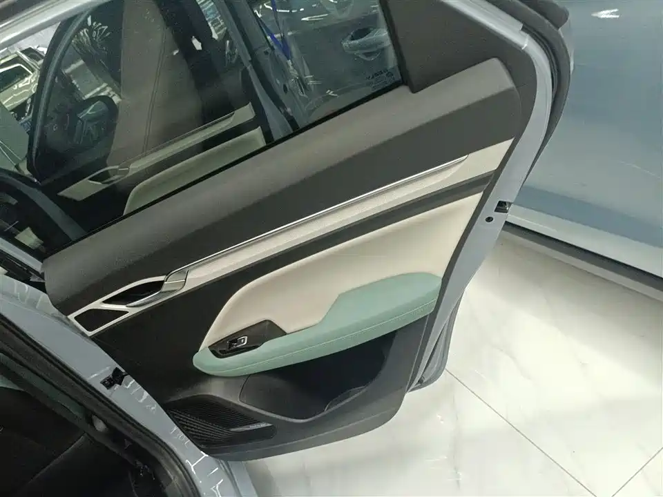 Geely Emgrand L HiP Geely Emgrand L HiP