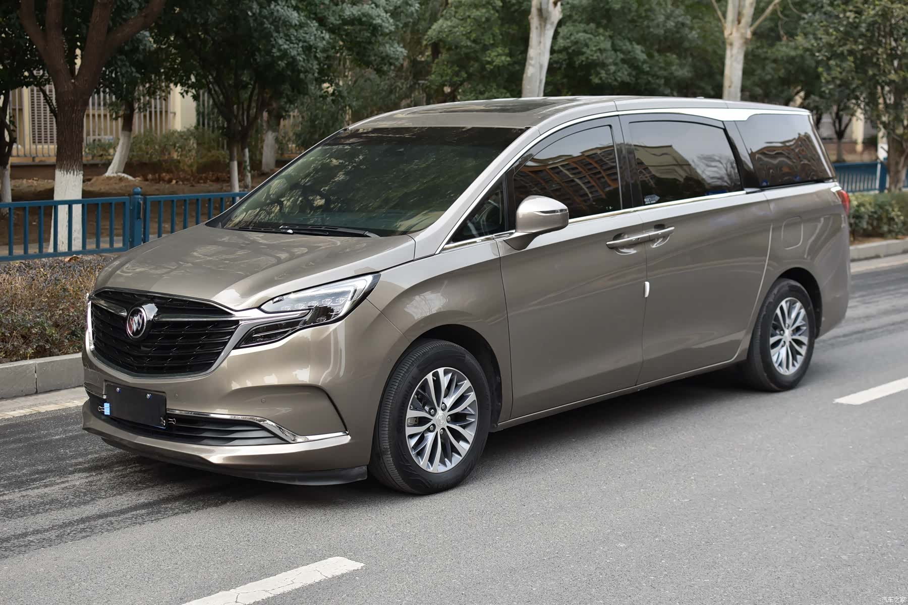 Buick GL8, 2021 1