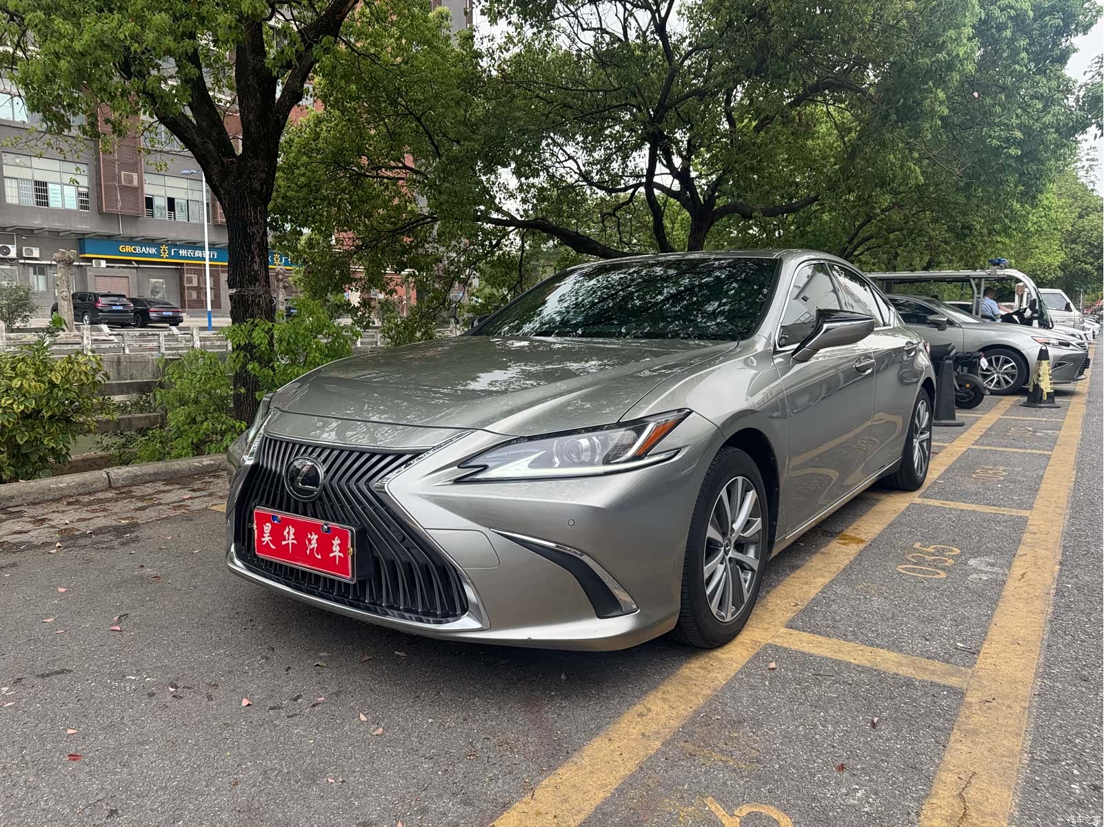 Lexus ES