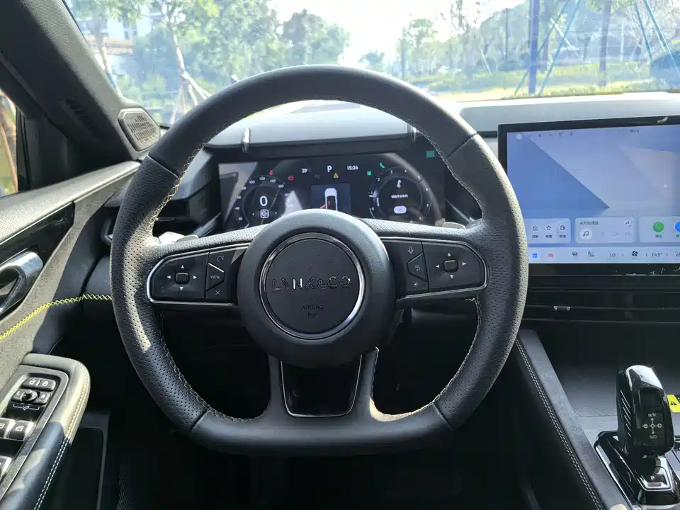 Lynk & Co 03