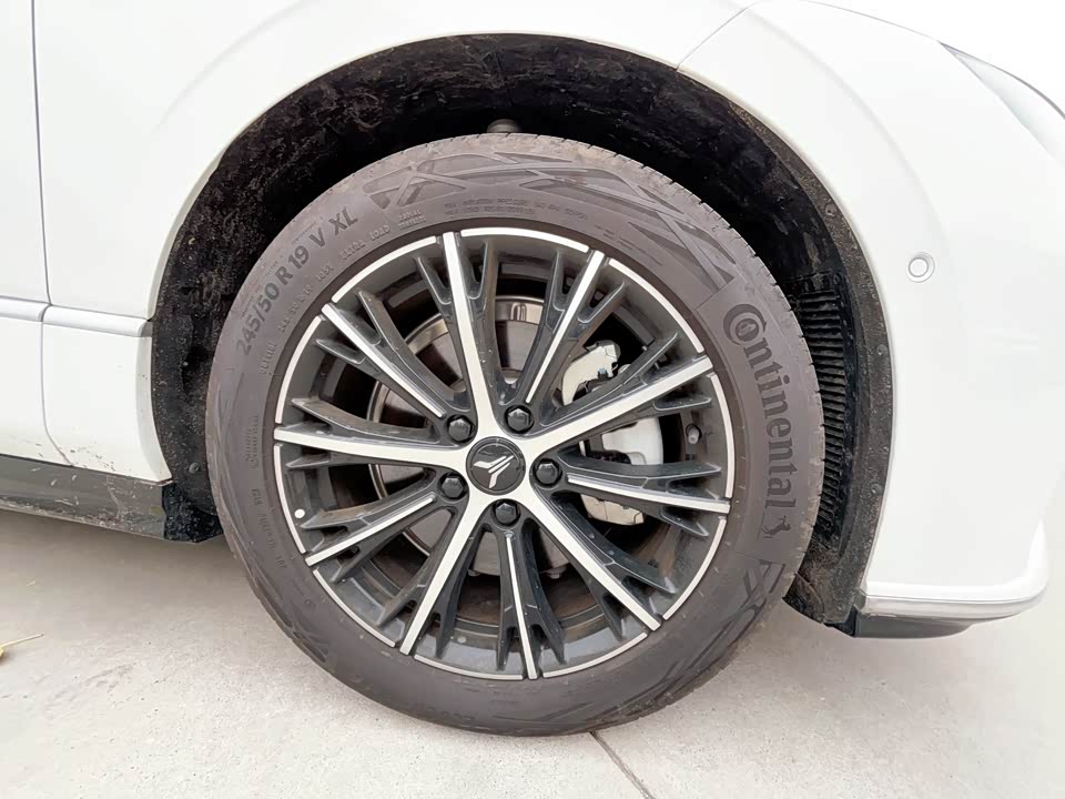 VOYAH Lantu chasing light