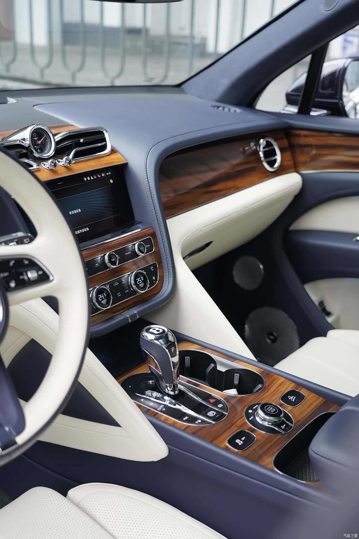 Bentley Bentayga, 2024 17