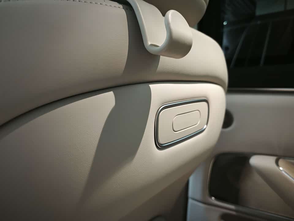 AITO Ask the world M8