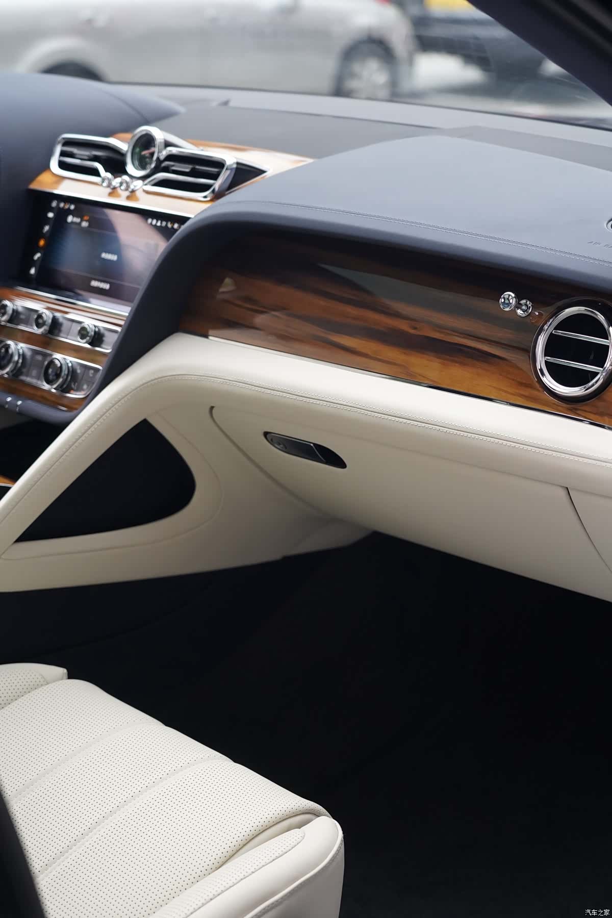 Bentley Bentayga, 2024 18
