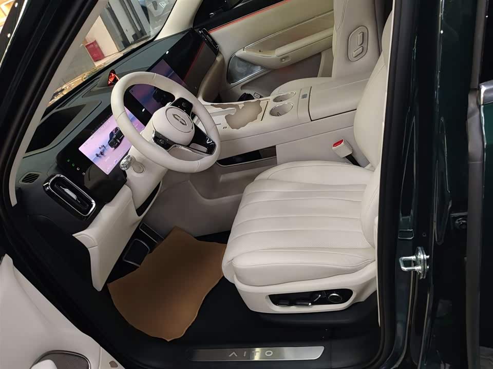 AITO Ask the world M8