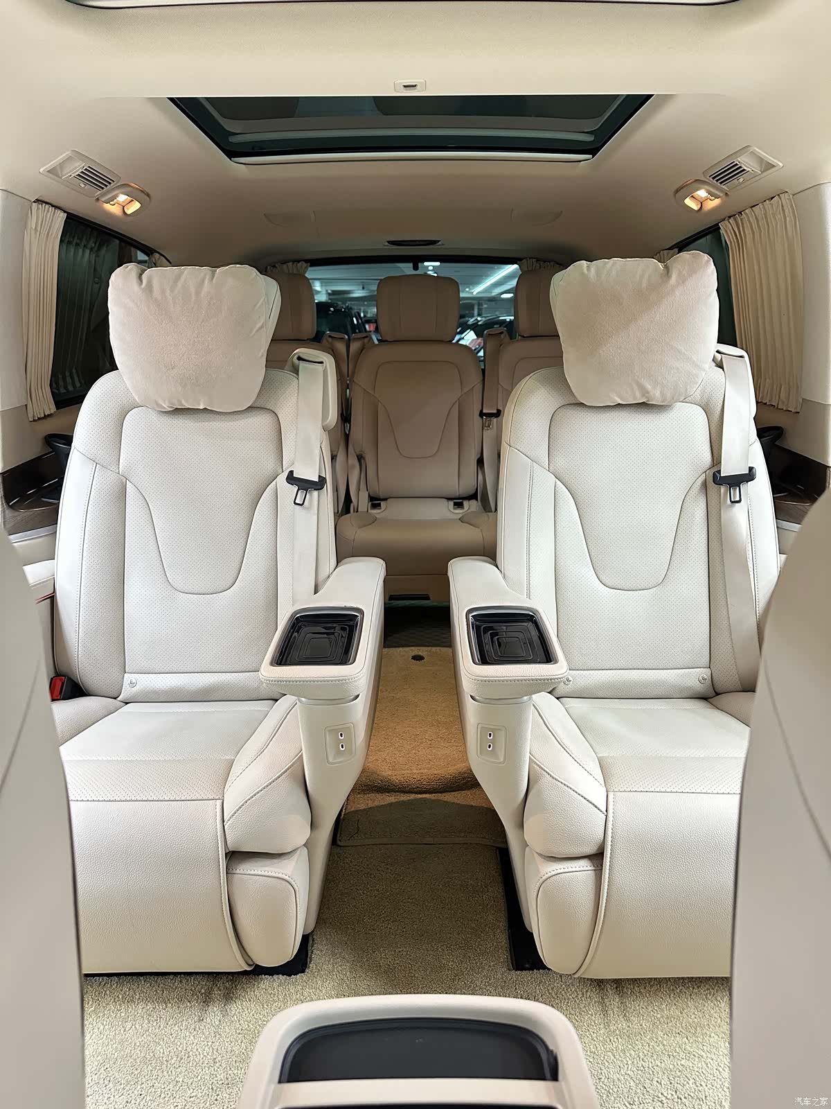 Mercedes-Benz V-Class, 2023 14