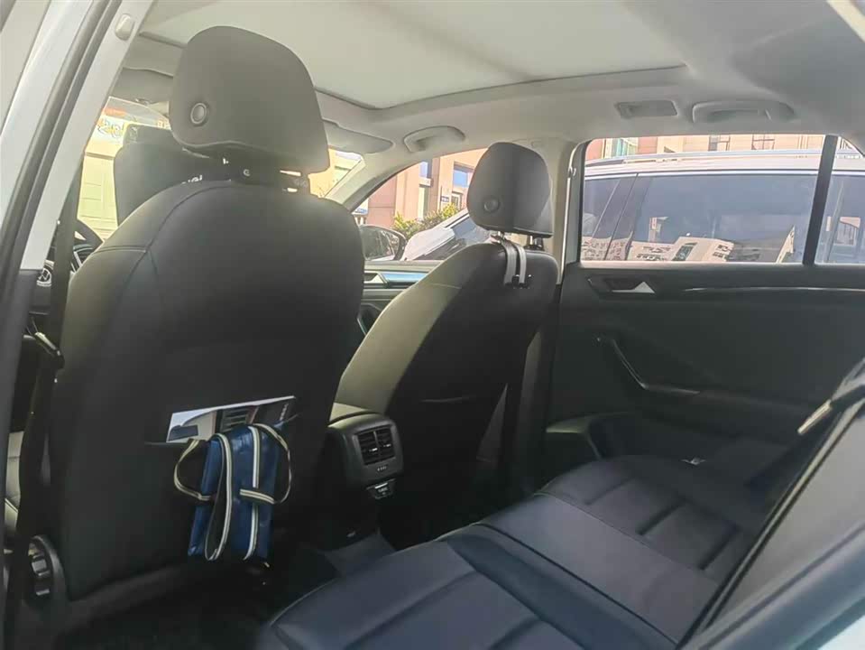 Volkswagen T-ROC exploring Songs