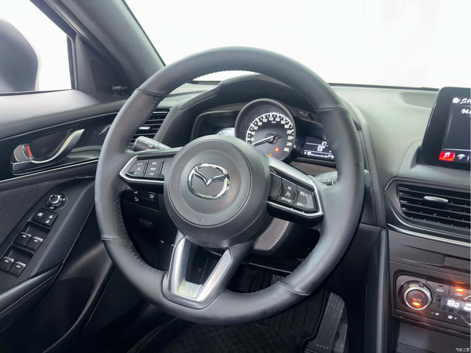 Mazda CX-4, 2023 13