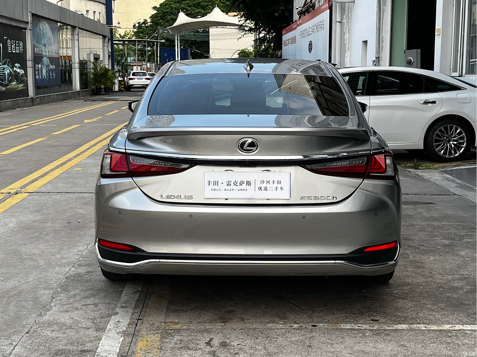 Lexus ES, 2023 все фото